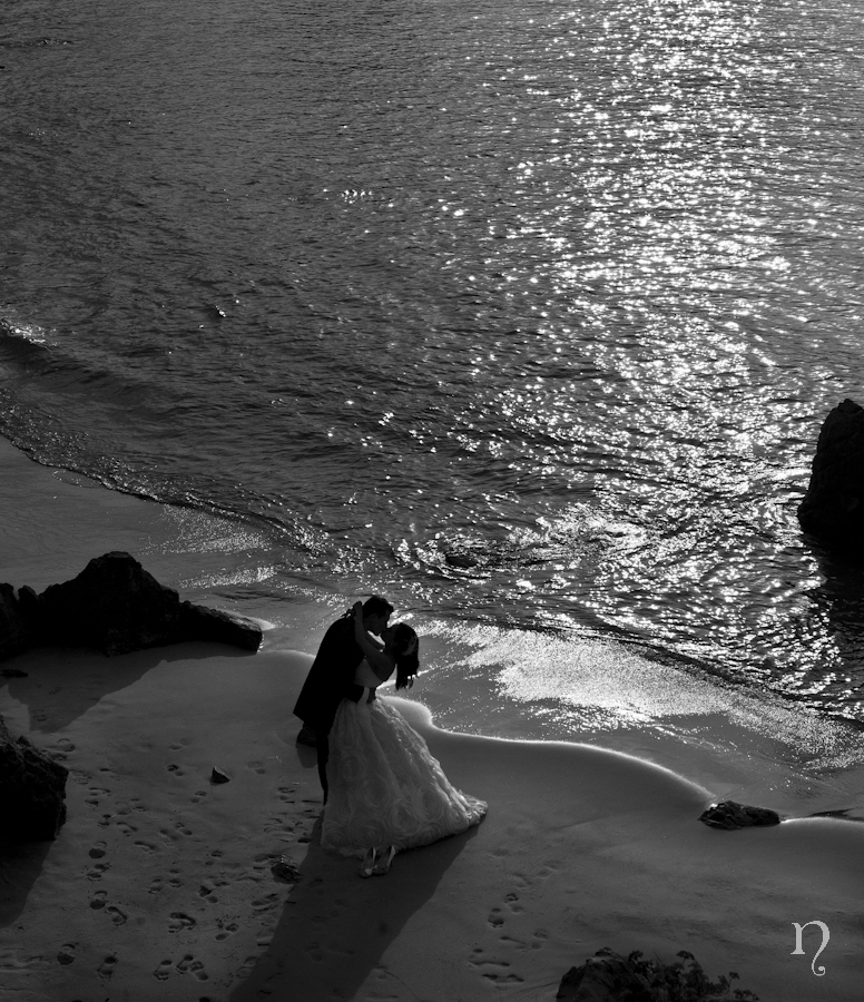 Noemie Artycam fotografía Postboda novios playa blanco negro mar de Toró LLanes