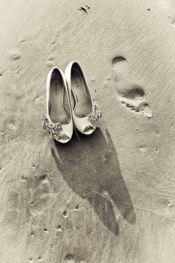 Noemie Artycam fotografía Postboda detalle zapatos novia playa de Toró LLanes