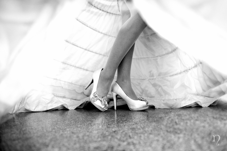 boda enlace León Musac reportaje fotos novios museo novia reflejo zapatos lazo sexy elegante cine 
