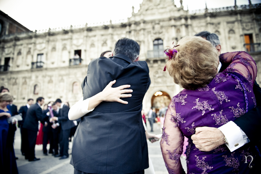 Noemie Artycam fotografía fotógrafos boda León novios San Marcos Parador fachada abrazos
