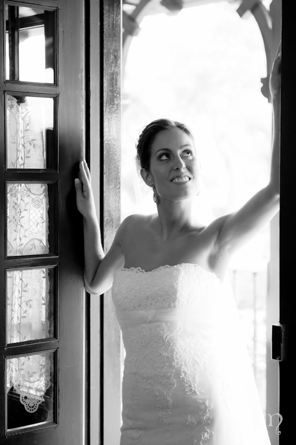 Noémie Artycam fotografía fotografos boda León novia contraluz ventana blanco negro  La Cenia restaurante