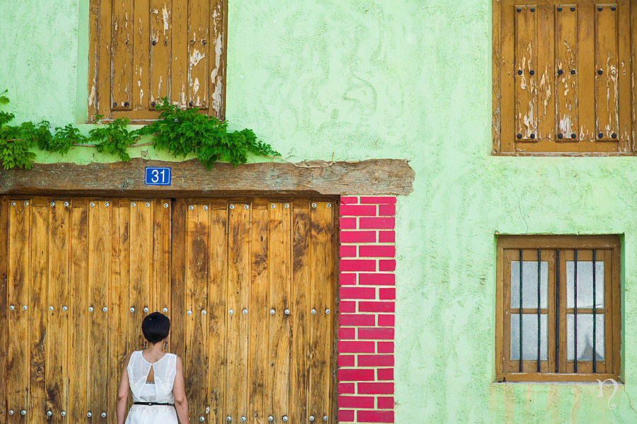 Noemie Artycam fotografia fotografos preboda León pared casa colores verde madera 