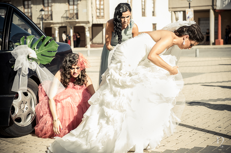 Noemie Artycam fotografia boda León colocar vestido novia