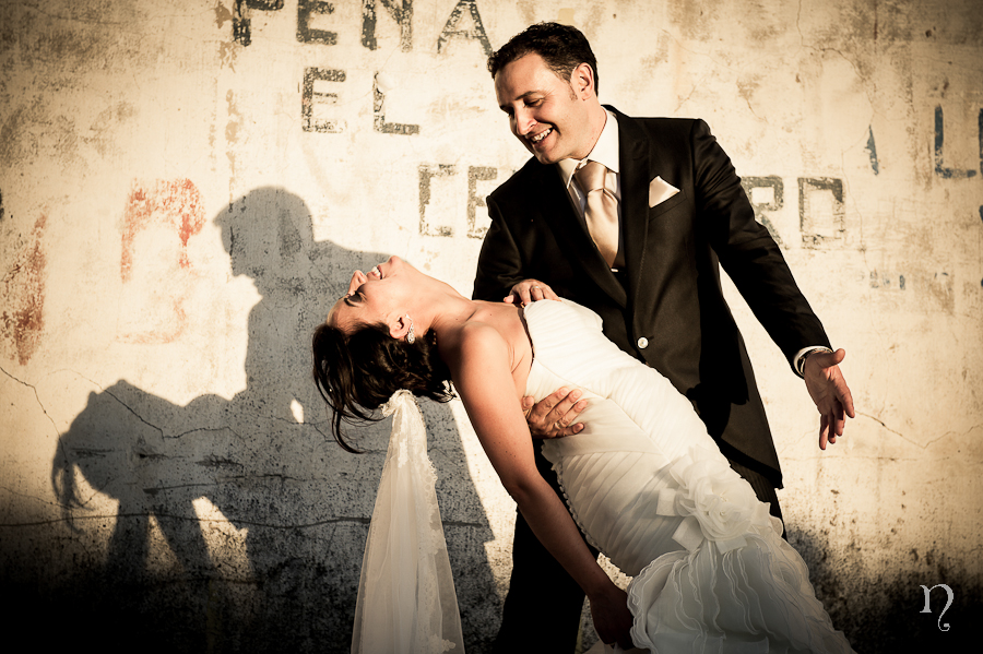 Noemie Artycam fotografia boda León baile novios atardecer pared sombra