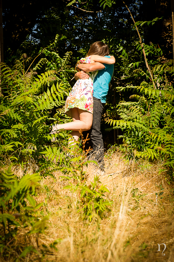Noemie artycam fotografía fotografos en León preboda abrazo pareja campo