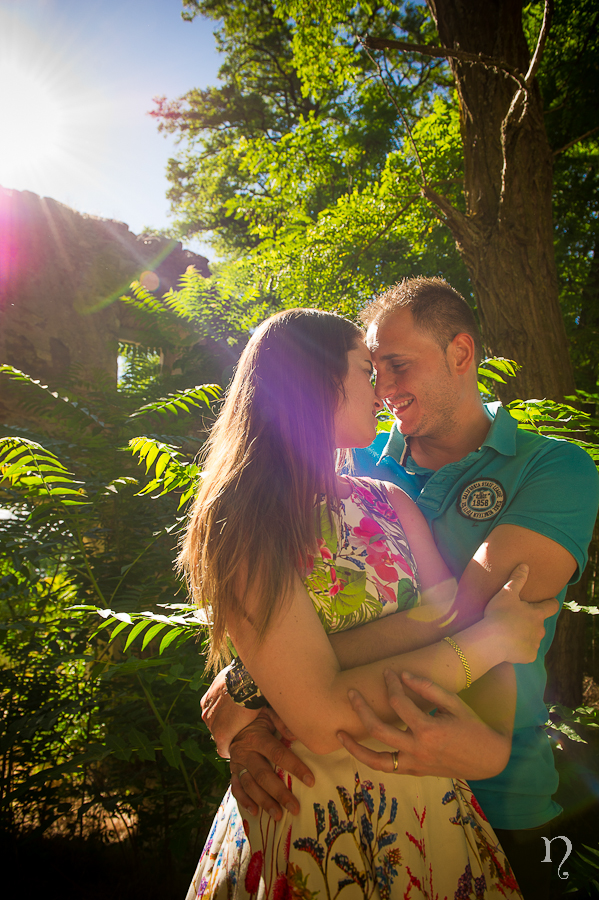 Noemie artycam fotografía fotografos en León preboda pareja sol contraluz amor cariño campo arboles miradas