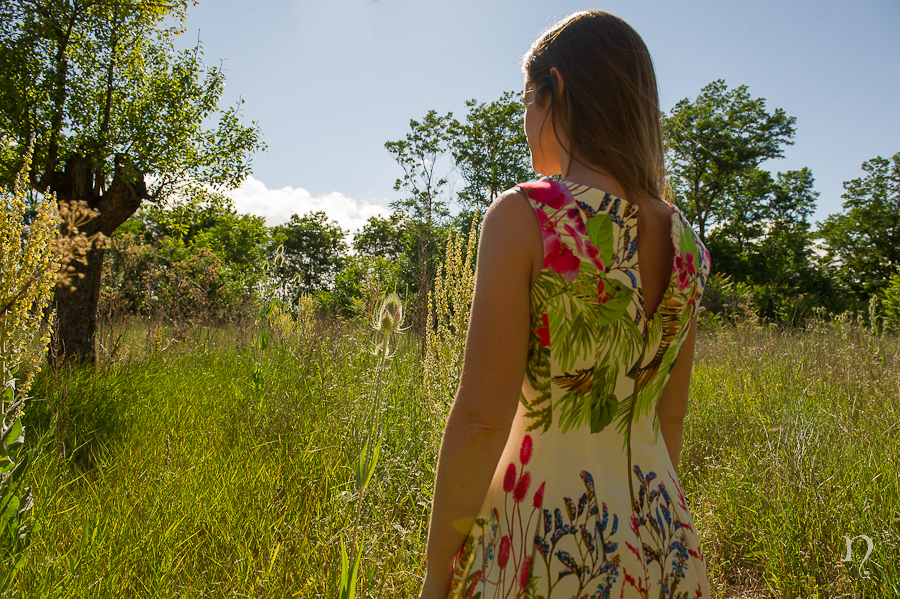 Noemie artycam fotografía fotografos en León preboda campo vestido hierba atardecer chica