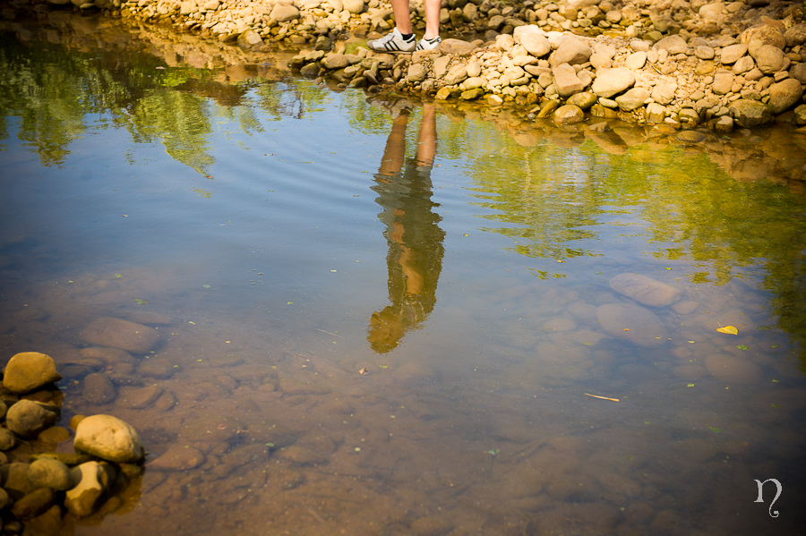 Noemie artycam fotografía fotografos en León preboda río piedras reflejo agua