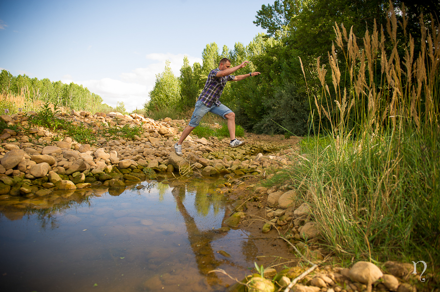 Noemie artycam fotografía fotografos en León preboda saltar río piedras agua