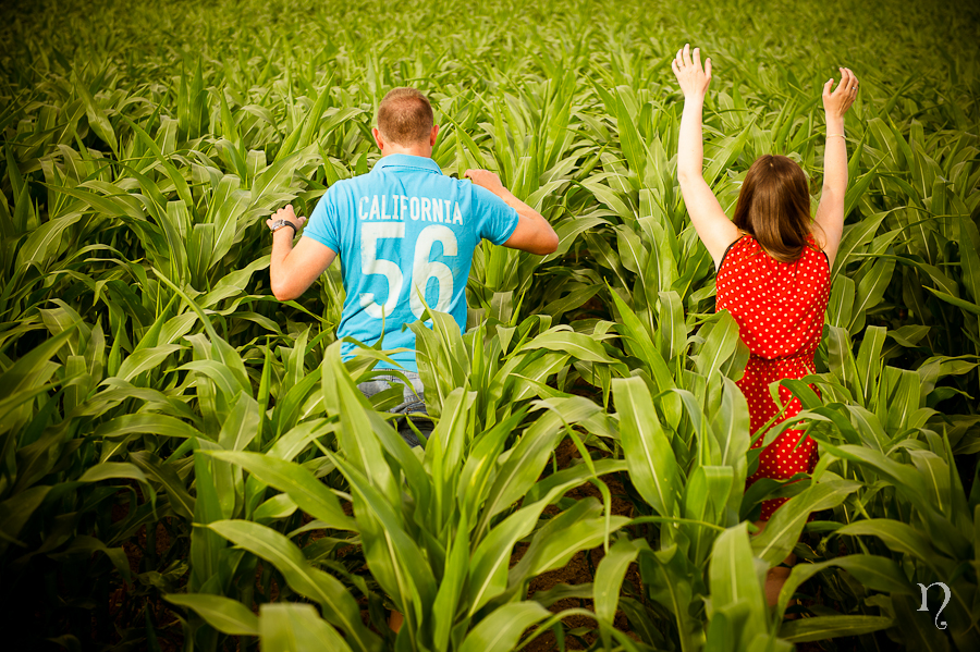 Noemie artycam fotografía fotografos en León preboda niños jugar campo maiz maizales