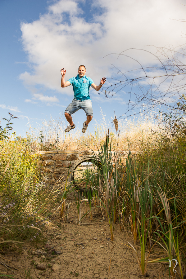 Noemie artycam fotografía fotografos en León preboda niños jugar campo tubo saltar