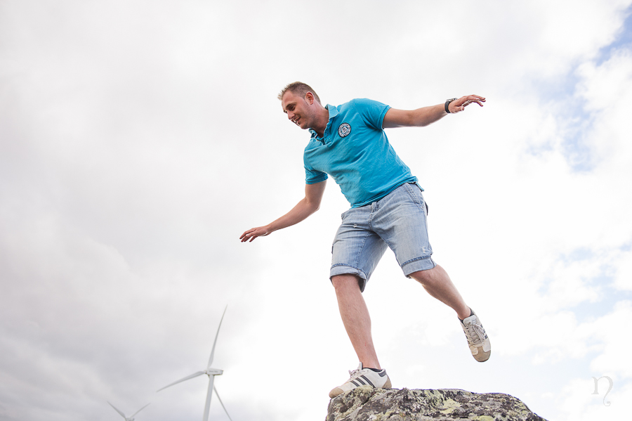 Noemie artycam fotografía fotografos en León preboda equilibrio salto de viento molinos aerogeneradores