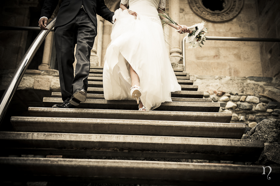 novios bajar escaleras monasterio carracedo Noemie artycam fotografia fotografos boda Ponferrada Bierzo