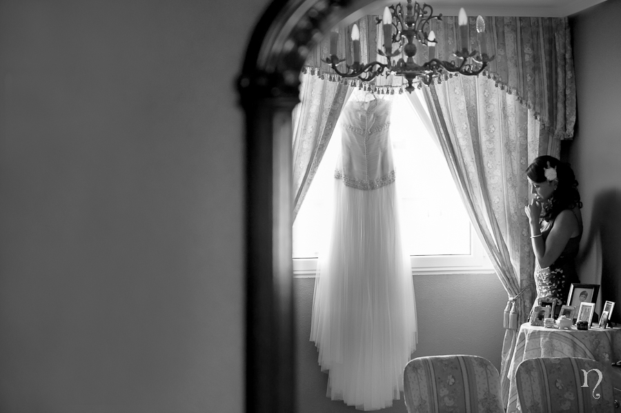 novia espera casa vestido ventana espejo negro Noemie artycam fotografia fotografos boda Ponferrada Bierzo