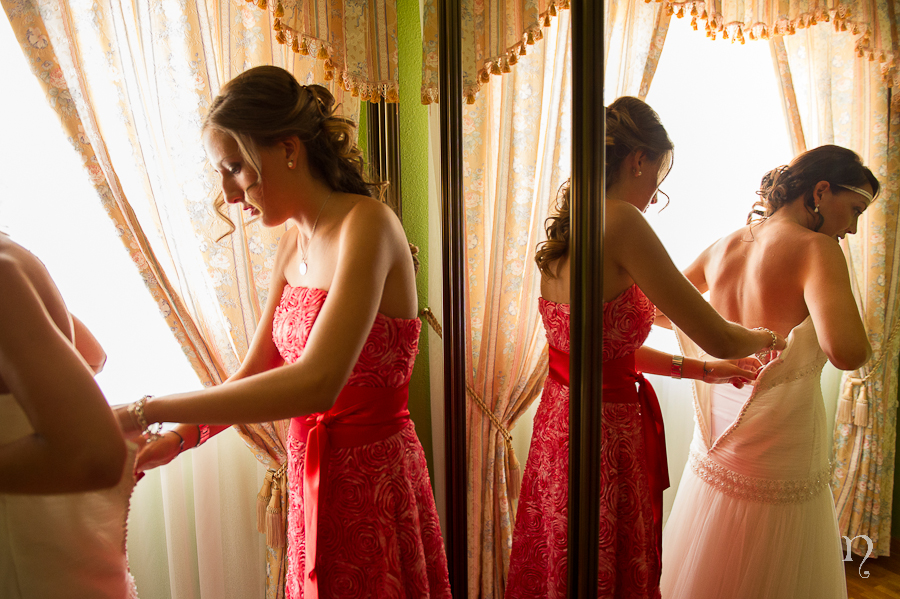 vestir novia ventana espejo reflejo casa Noemie artycam fotografia fotografos boda Ponferrada Bierzo