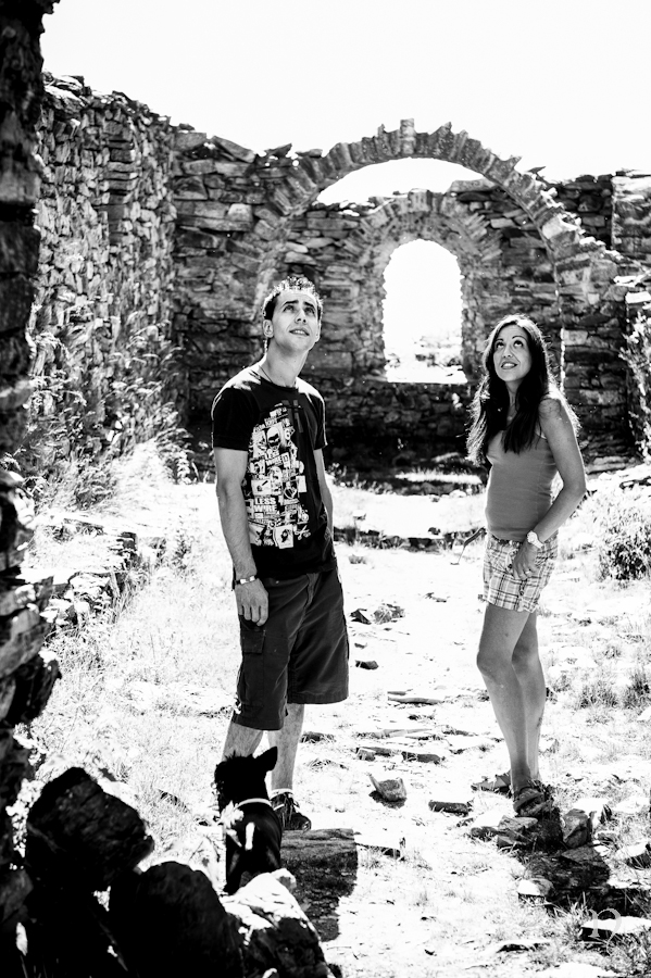 Preboda ermita ruinas pareja negro arcos otografos Bierzo Ponferrada Noemie artycam fotografia