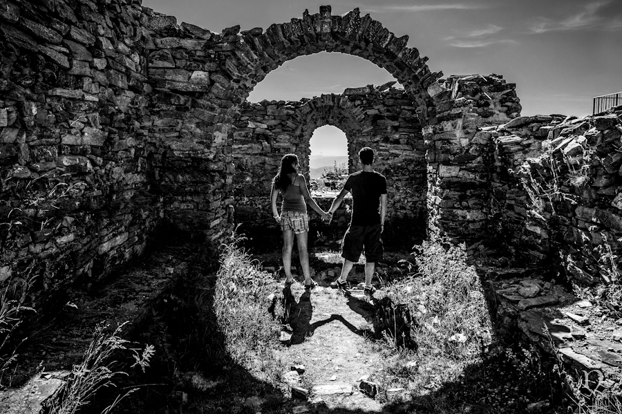 Preboda arcos pareja ermita iglesia ruinas negro fotografos Bierzo Ponferrada Noemie artycam fotografia