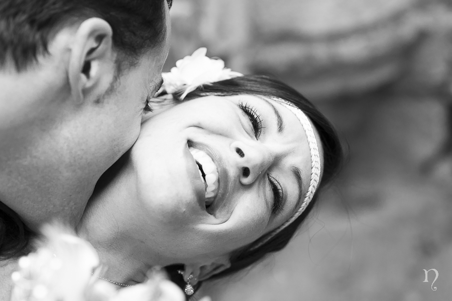 novios beso cuello risa flor pelo blanco negro fotografia artistica Noemie artycam fotografia fotografos boda Ponferrada Bierzo
