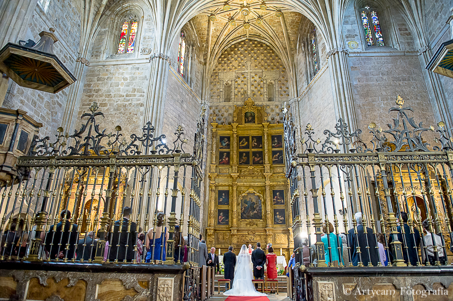 interior Iglesia de San Marcos León boda religiosa altar retablo renacentista