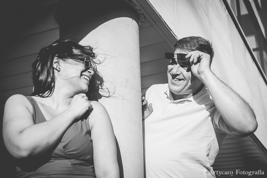 fotografía diferente blanco y negro preboda parejas Artycam León gafas sol
