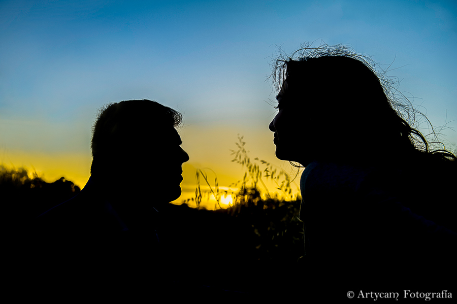 pareja contraluz espigas atardecer sol amarillo azul sombra fotografía diferente preboda Artycam León 