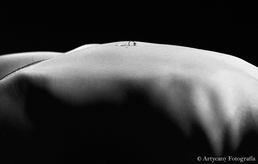 Desnudo femenino vientre piercing ombligo blanco y negro luz artycam fotografía artística León Santander Asturias