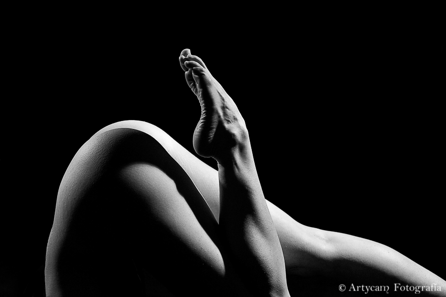 Desnudo femenino pie blanco y negro luz artycam fotografía artística León Santander Asturias