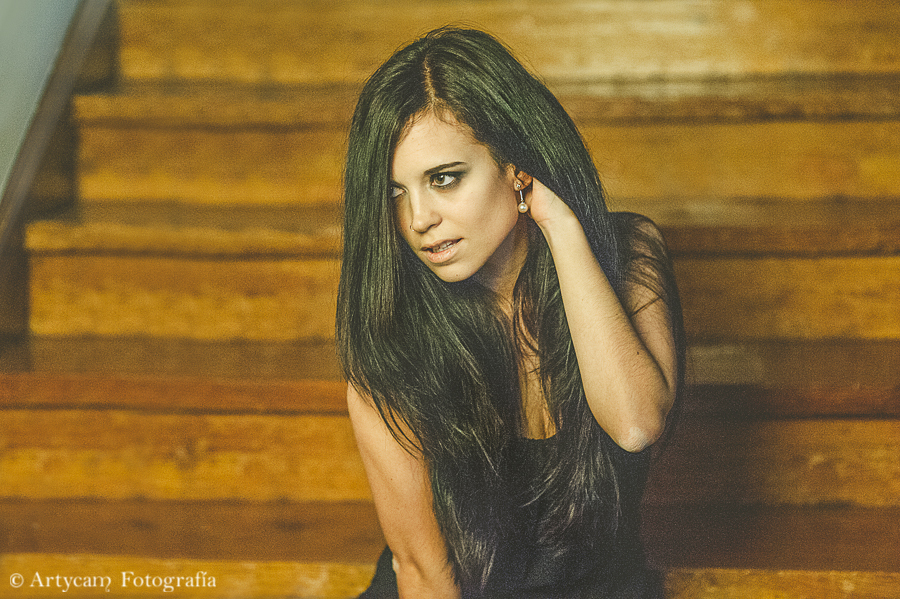 sesión modelo chica guapa escaleras madera ojos verdes morena vestido negro
