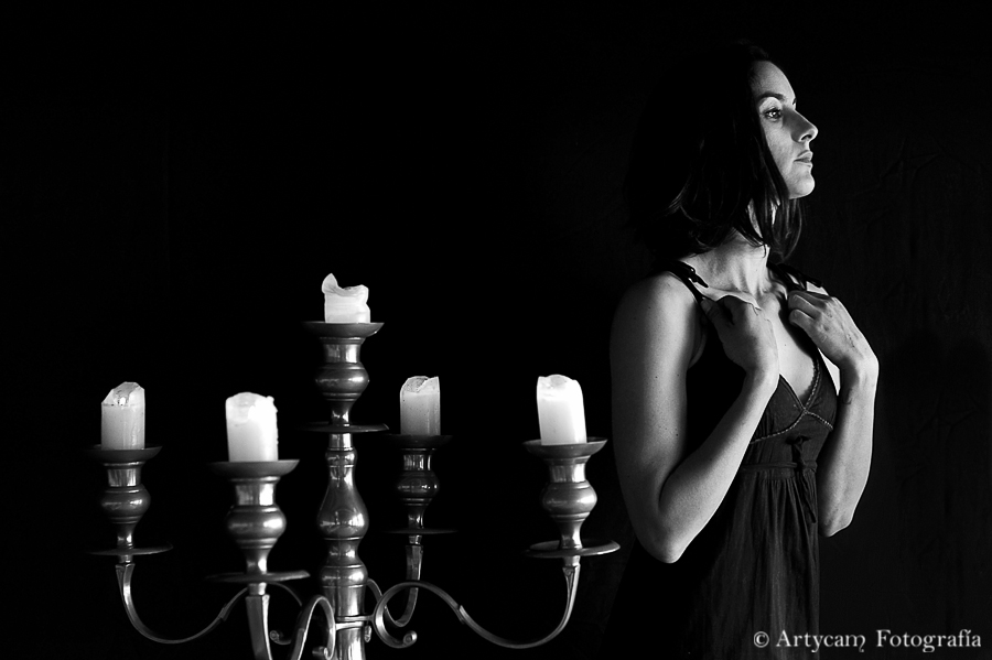 modelo chica pelo corto vestido negro velas candelabro gigante