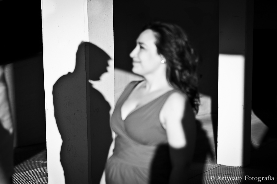 silueta sombra chico pared novia blanco negro fotografía diferente preboda Artycam León 