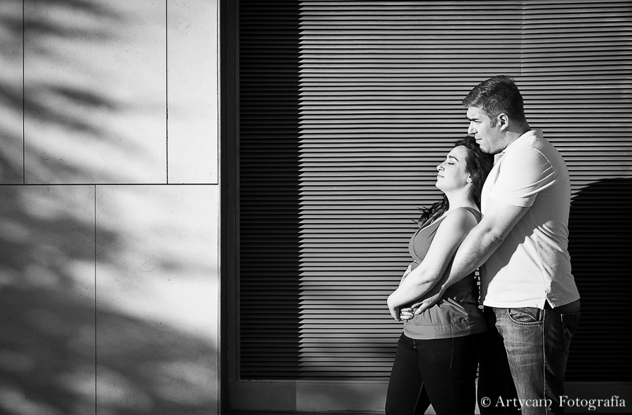 pareja sol abrazo amor tranquilidad paz blanco negro pared fotografía diferente preboda Artycam León 