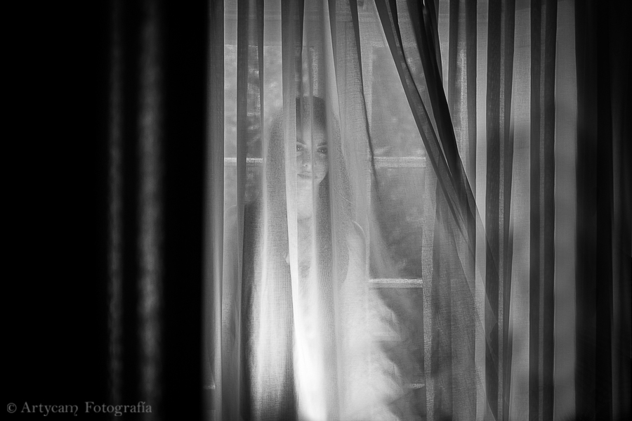 boudoir blanco negro chica sexy cortina ventana lencería fantasma