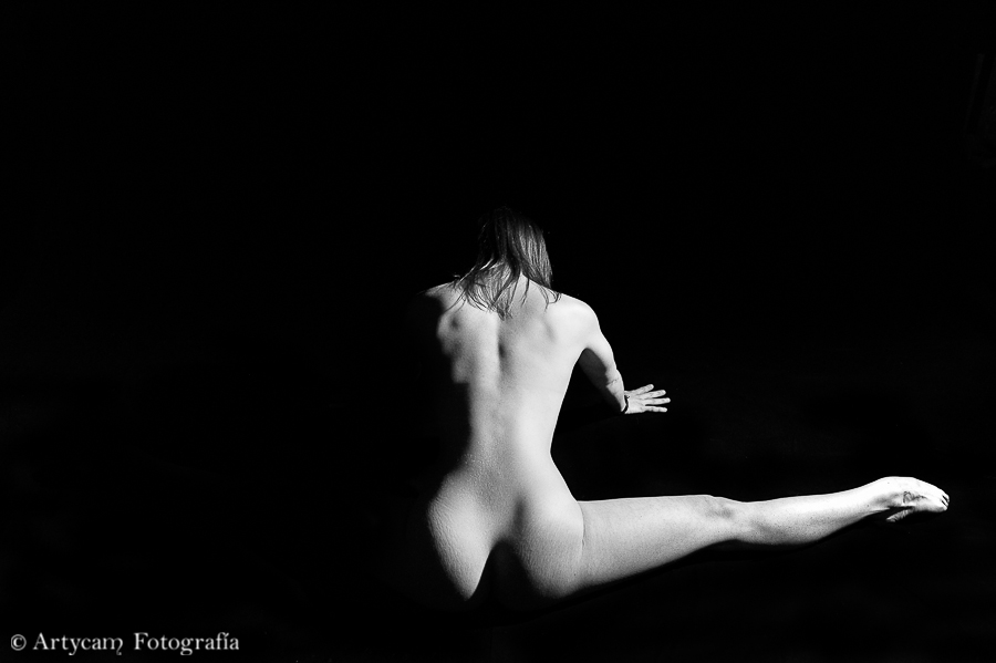 Desnudo femenino torso blanco y negro luz artycam fotografía artística León Santander Asturias