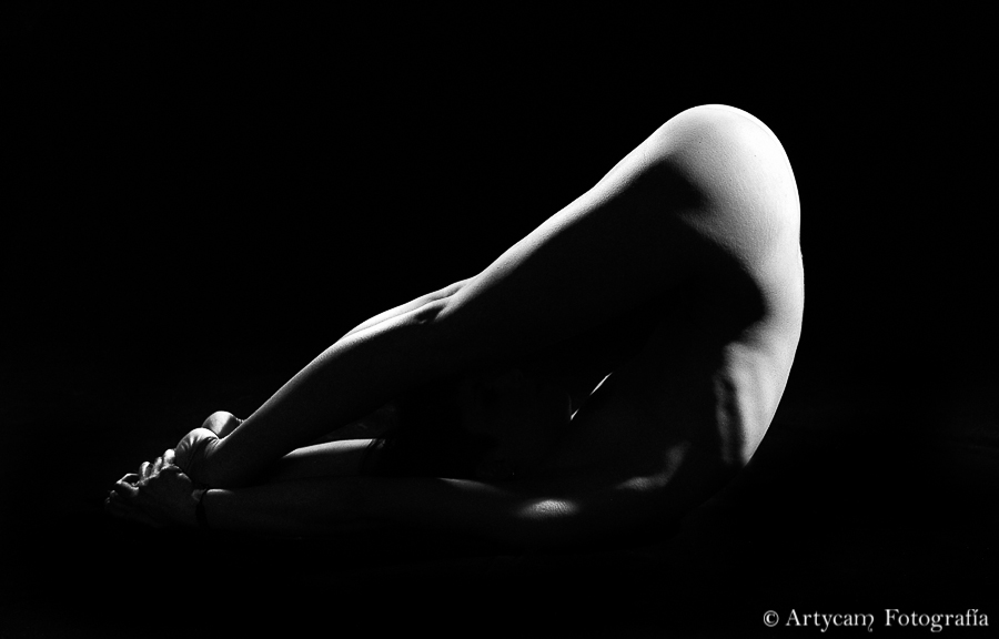 Desnudo femenino cuerpo blanco y negro luz artycam fotografía artística León Santander Asturias