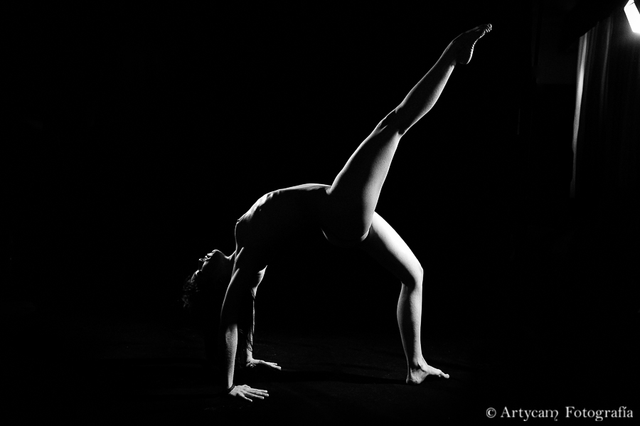 Desnudo femenino atletico blanco y negro luz artycam fotografía artística León Santander Asturias