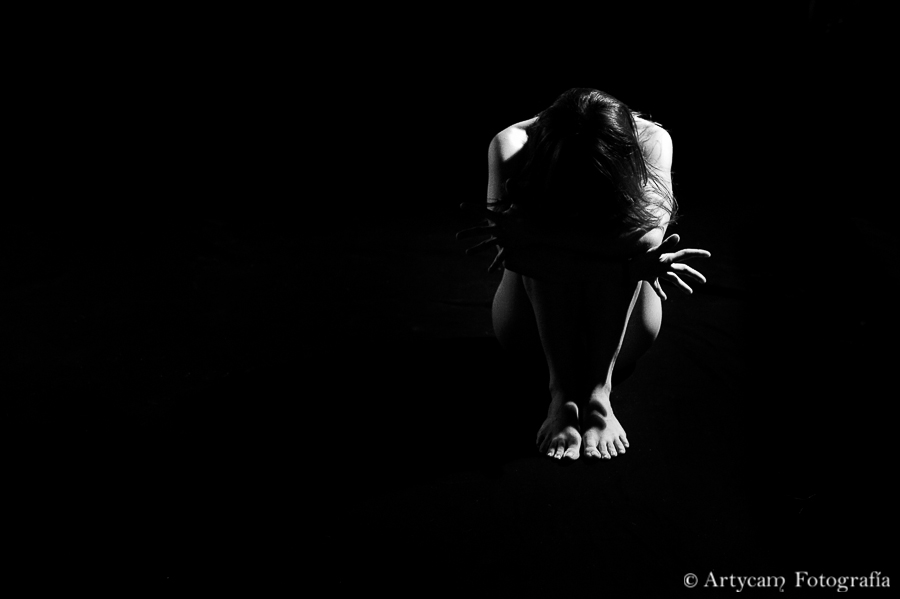Desnudo femenino cuerpo encogido blanco y negro luz artycam fotografía artística León Santander Asturias