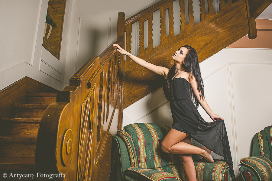 sesión modelo chica guapa escaleras madera morena vestido negro pelo largo
