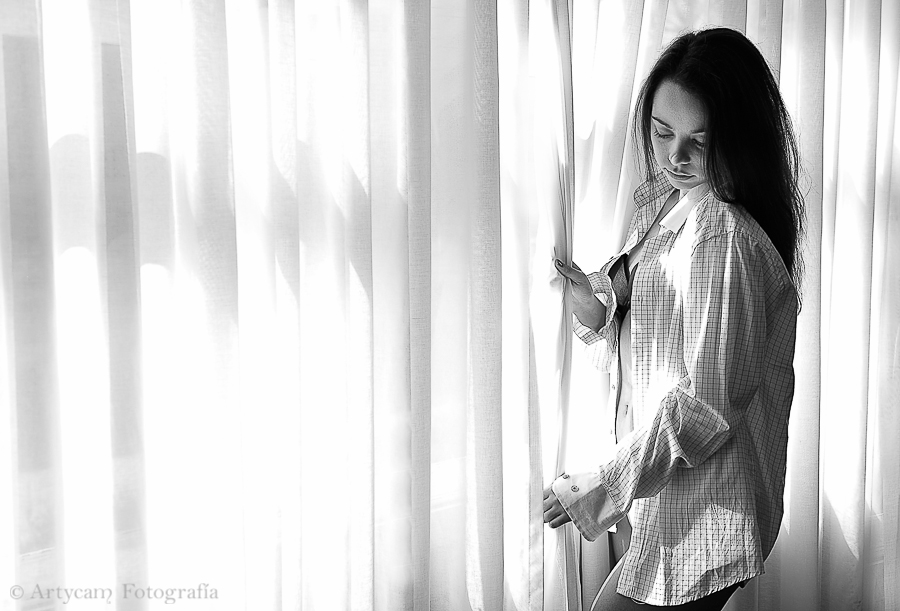 boudoir blanco negro chica cortina ventana camisa cuadros belleza