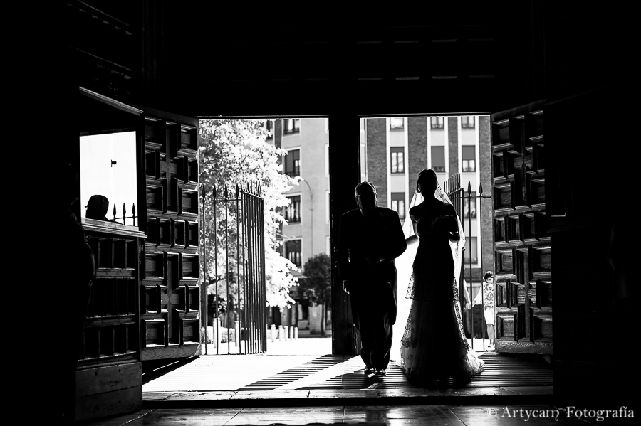 entrada novia padrino blanco negro fachada Parador de San Marcos Artycam fotografía León Provincia