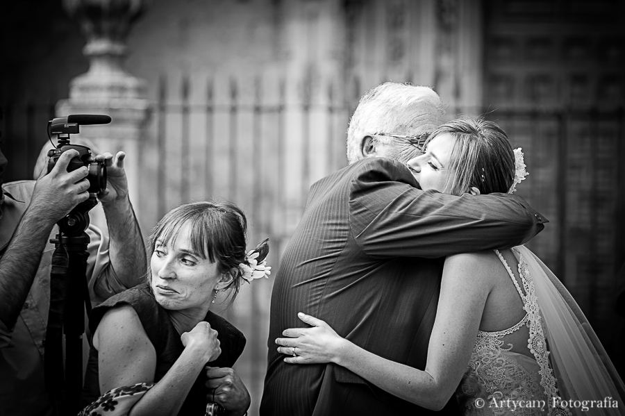 abrazo novia fotoperiodismo Iglesia de San Marcos Artycam fotografía León provincia