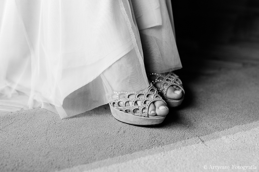detalle zapato blanco negro rejilla vestido novia