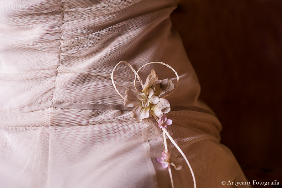 detalle flor vestido novia rosa palo 