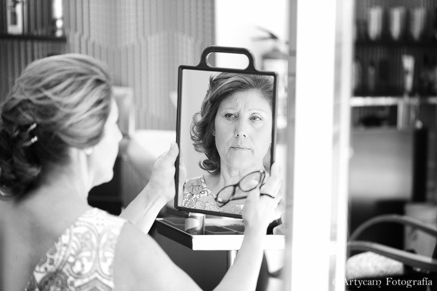 madre madrina espejo blanco negro fotoperiodismo Artycam peluqería fotografía artistica
