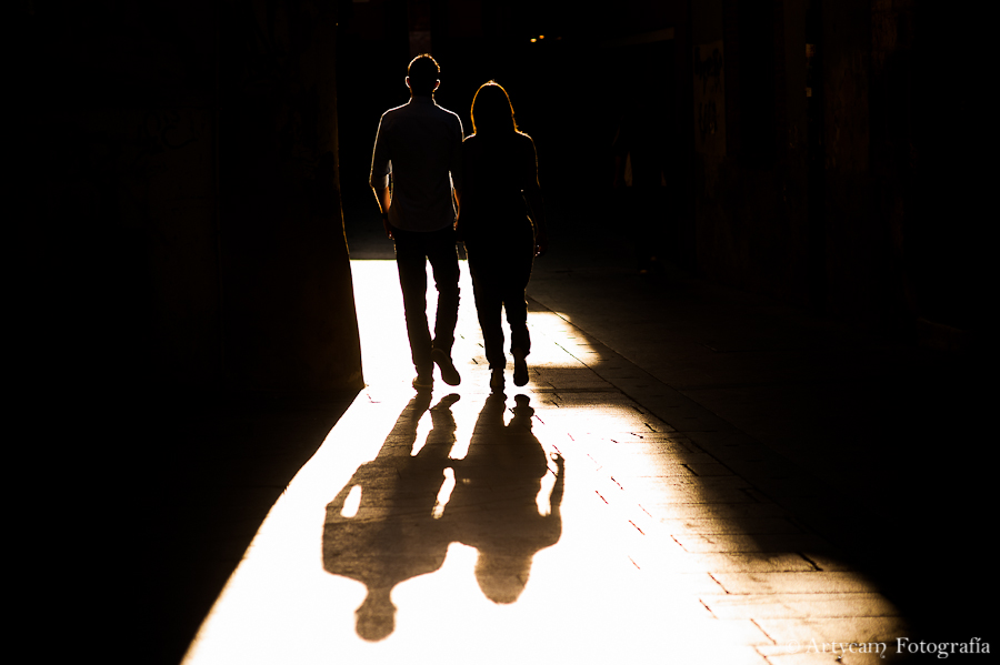 pareja caminar atardecer luz roja silueta negro Fotografos diferentes León Artycam