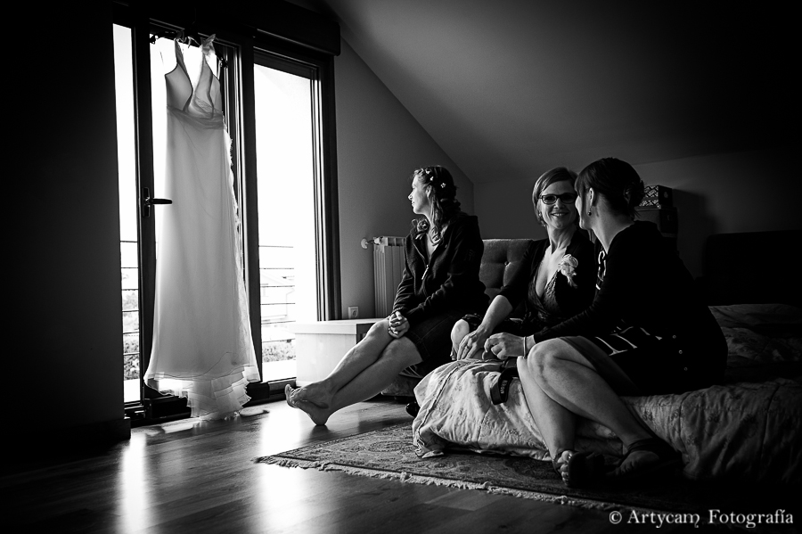 novia amigas vestir espera vestido Artycam fotografía artistica documental boda Asturias 