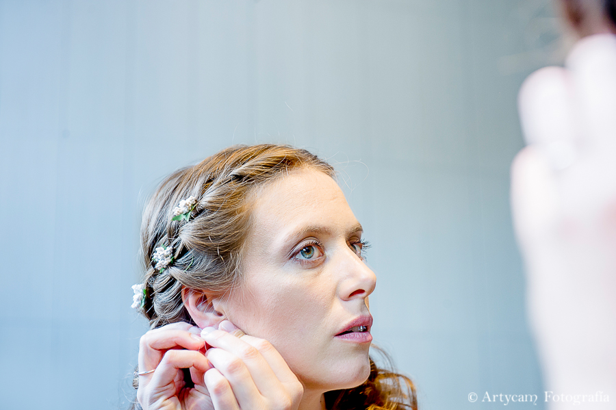 novia arreglandose pendientes espejo pelo trenza flores Artycam fotografía artistica documental boda Asturias 