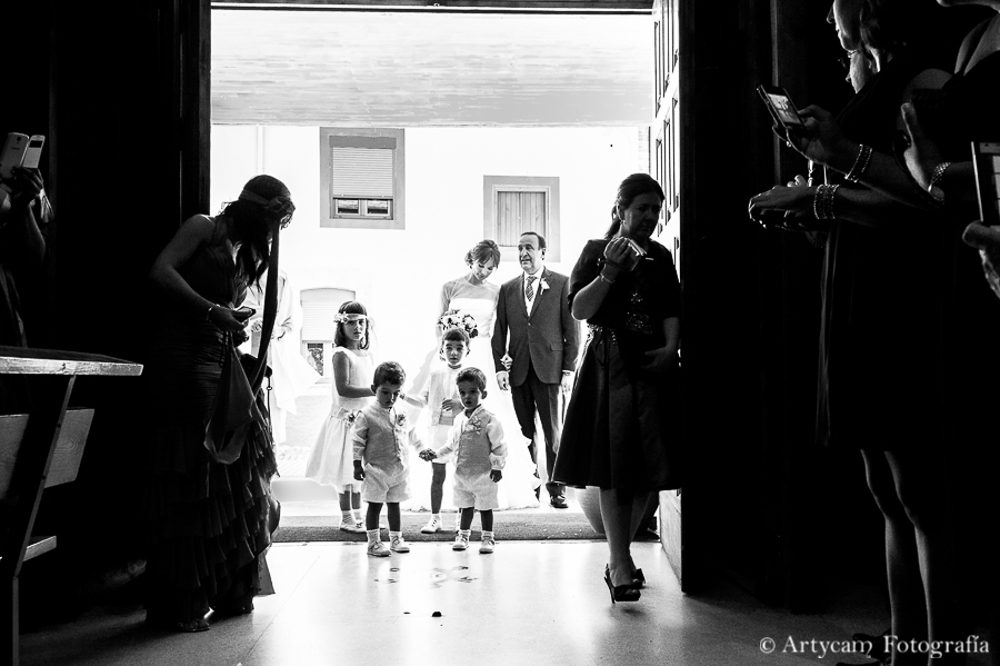 entrada novia niños arras iglesia negro San Feliz Órbigo Artycam fotografía León