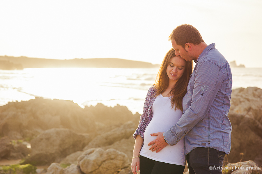 Sesión embarazada atardecer playa Liencres Santander beso ternura pareja