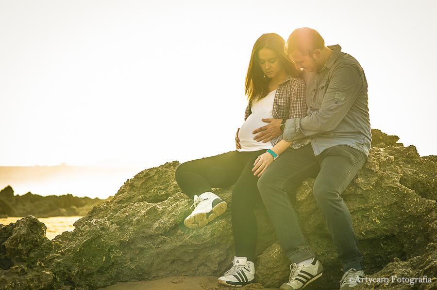 Sesión embarazada atardecer playa Liencres Santander rocas pareja