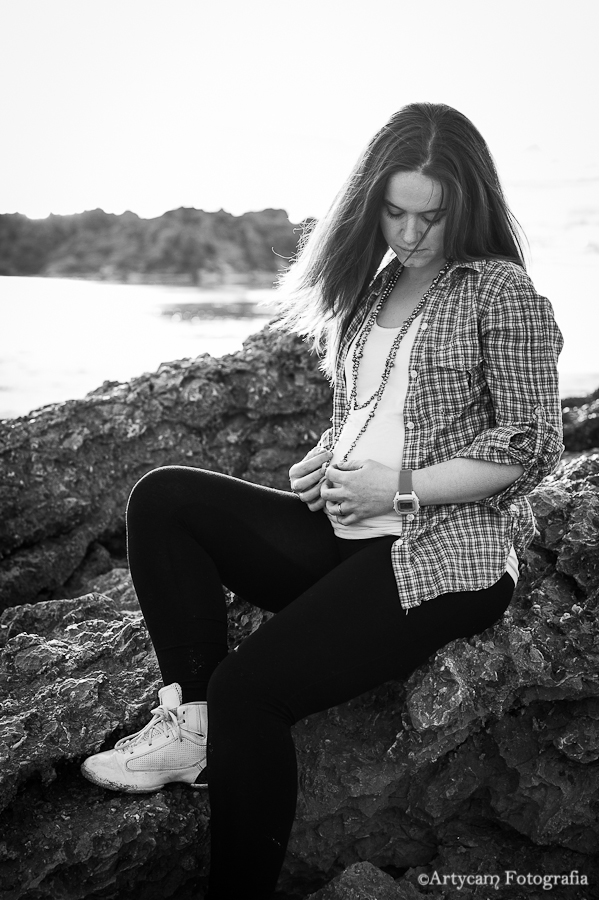 Sesión embarazada atardecer playa Liencres Santander mujer blanco negro madre